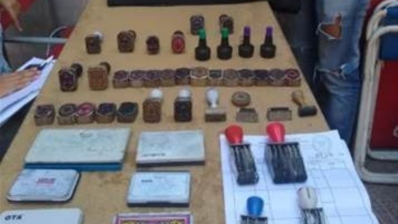Detienen a empleado público por falsificación de sellos