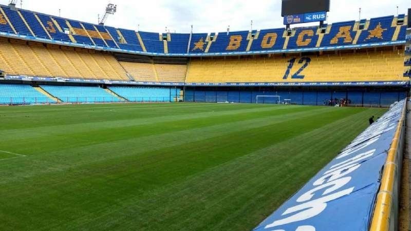 Con la Bombonera cerrada, festejan su día los hinchas de Boca