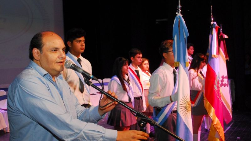 Gustavo en el acto de la escuela “Gabriel Levene”