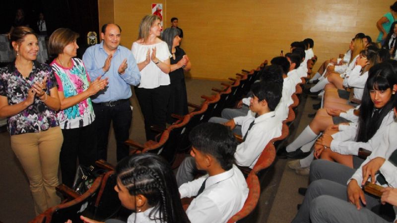 Gustavo en el acto de la escuela “Gabriel Levene”