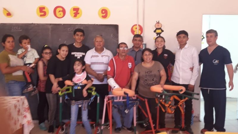 Alumnos de la EPET N°1 entregaron sillas y andadores a "Alitas de Ángel"