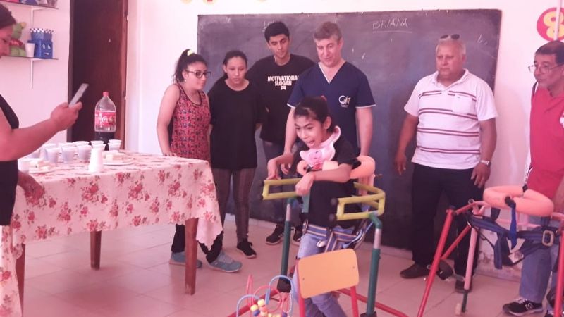 Alumnos de la EPET N°1 entregaron sillas y andadores a "Alitas de Ángel"