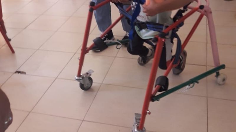 Alumnos de la EPET N°1 entregaron sillas y andadores a "Alitas de Ángel"