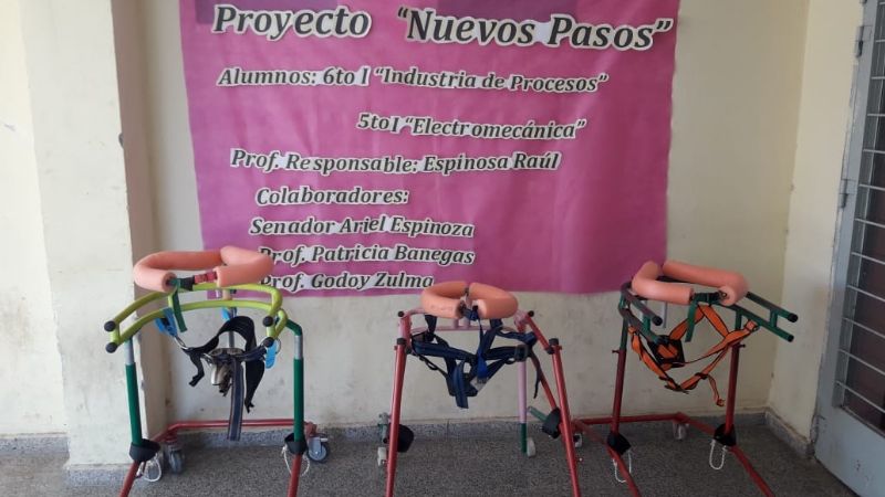 Alumnos de la EPET N°1 entregaron sillas y andadores a "Alitas de Ángel"