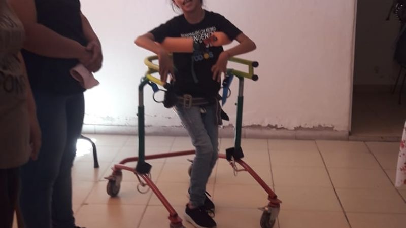 Alumnos de la EPET N°1 entregaron sillas y andadores a "Alitas de Ángel"