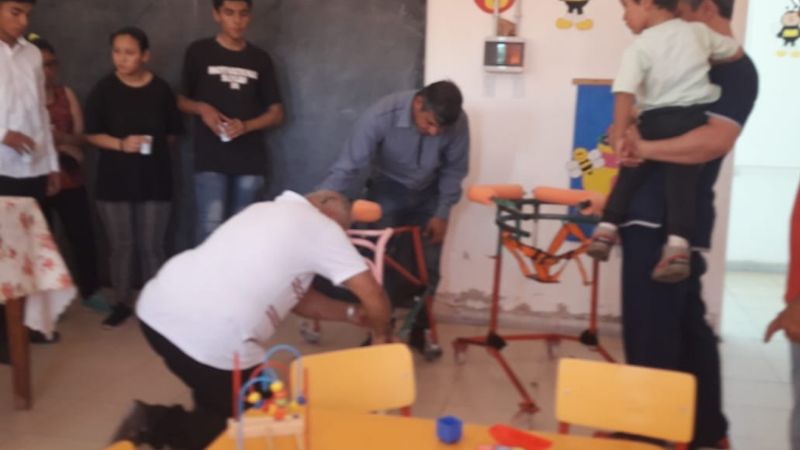 Alumnos de la EPET N°1 entregaron sillas y andadores a "Alitas de Ángel"