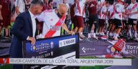 PINOLA con el cheque de los 5.900.000 pesos para el campeón.