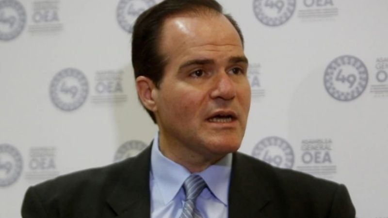 “Queremos saber si va a ser abogado de las democracias o apologista de las dictaduras”