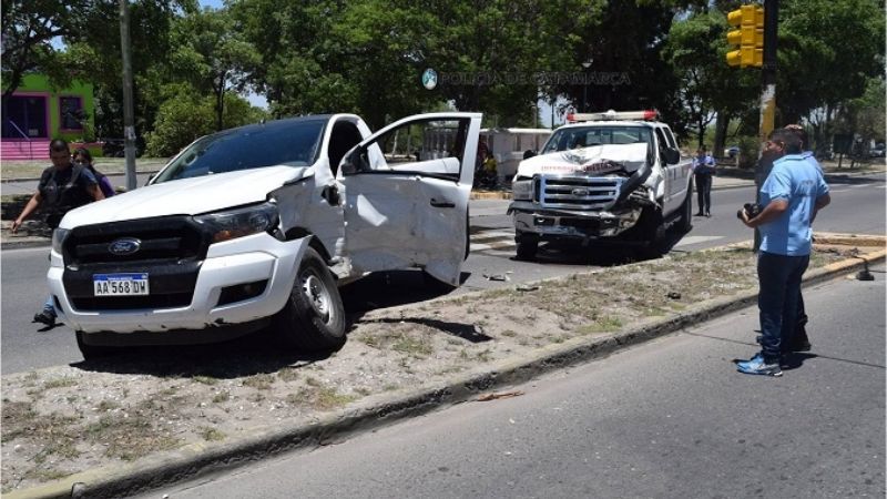 Vehículo oficial involucrado en violento choque