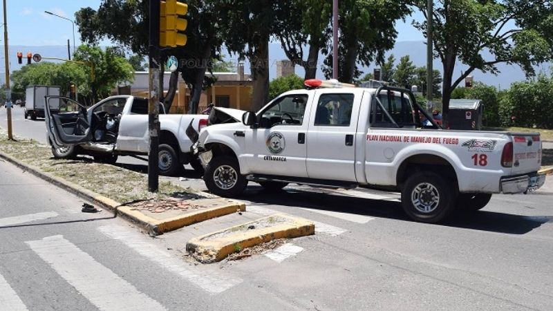 Vehículo oficial involucrado en violento choque