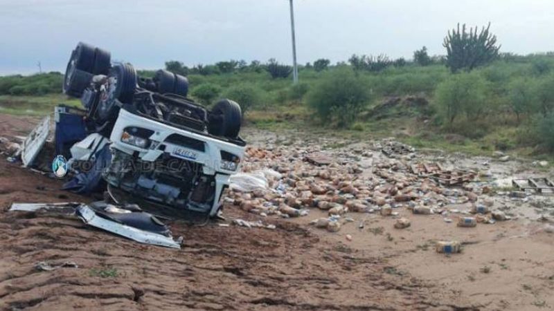 Murió un camionero al volcar cerca de Casa de Piedra