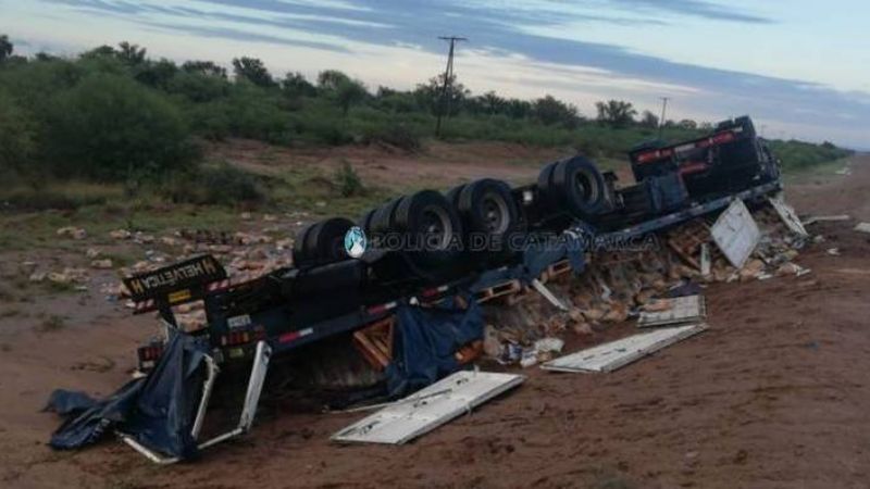 Murió un camionero al volcar cerca de Casa de Piedra