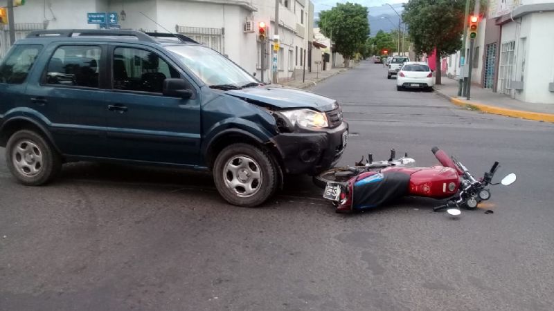 Choque en avenida Virgen del Valle y Esquiú