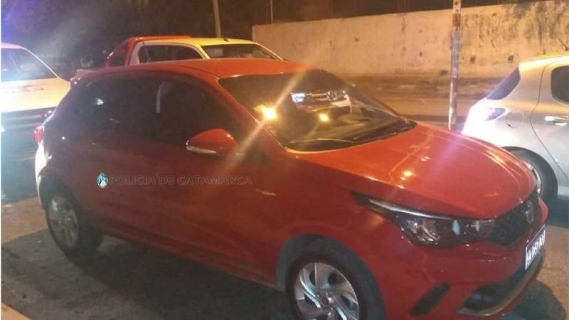 Detienen a un hombre con un arma de fuego y le secuestran el auto
