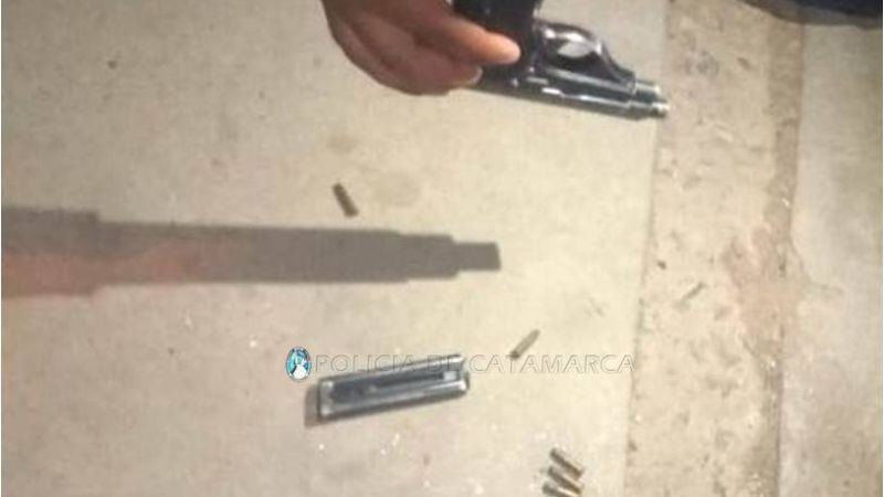 Detienen a un hombre con un arma de fuego y le secuestran el auto