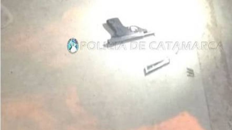 Detienen a un hombre con un arma de fuego y le secuestran el auto