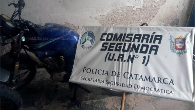 Encuentran una motocicleta abandonada en un baldío