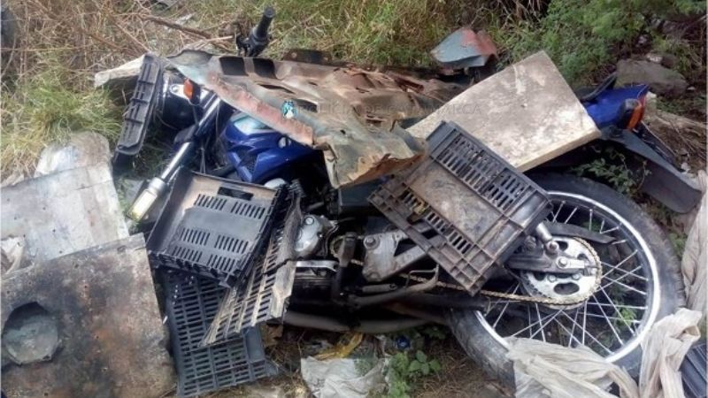 Encuentran una motocicleta abandonada en un baldío