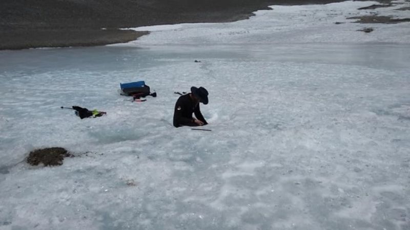 Record de inmersión: bucearon en la laguna Ojos del Salado