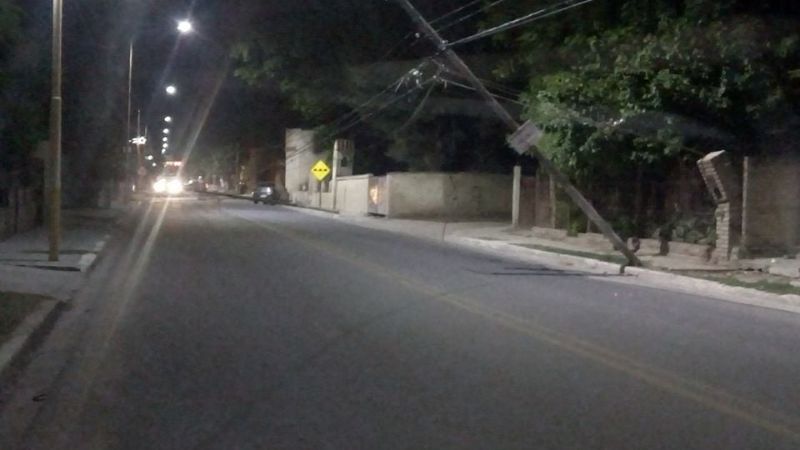 Chocó y tiró un poste de alumbrado público