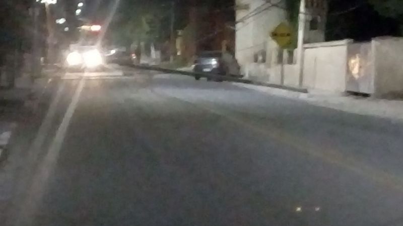 Chocó y tiró un poste de alumbrado público