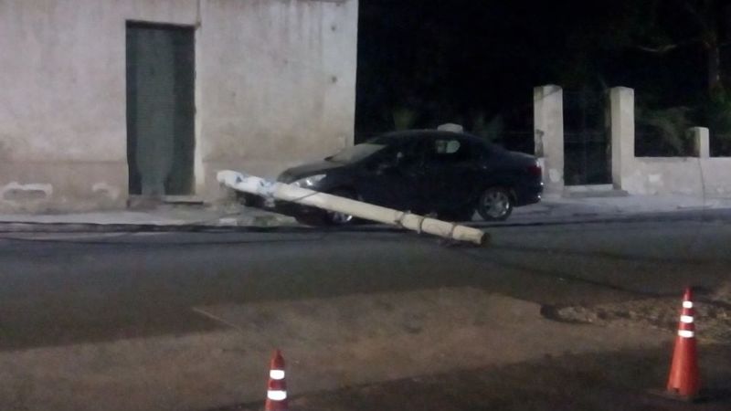 Chocó y tiró un poste de alumbrado público