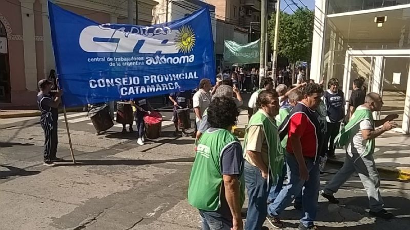 Movilización de agrupaciones para pedir un bono y varios ítems