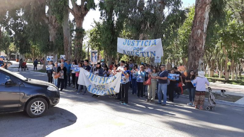 Ruidosa marcha para pedir justicia por la muerte del locutor