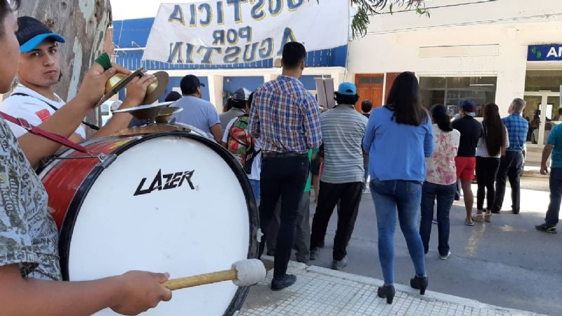 Ruidosa marcha para pedir justicia por la muerte del locutor