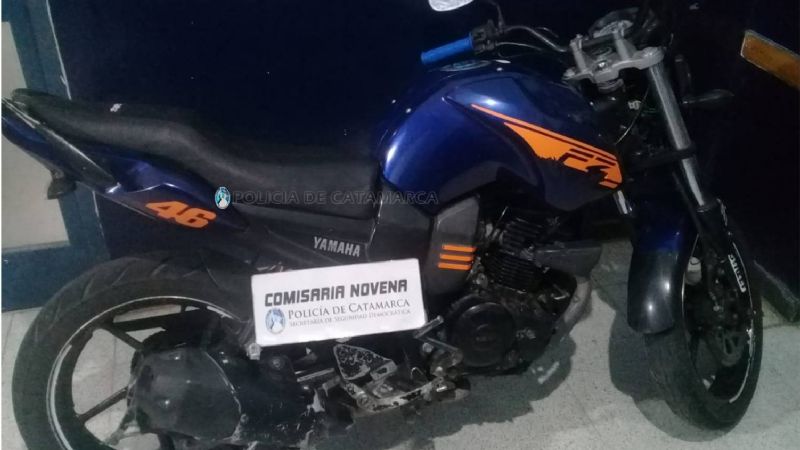 Joven conducía una moto robada y policías la secuestraron