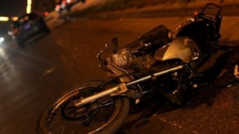 Mujer se cayó de la moto con dos niños