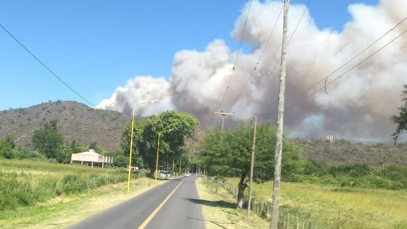 Impresionante incendio en el cerro Gracian
