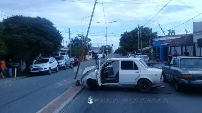 Violento choque contra un poste de alumbrado público