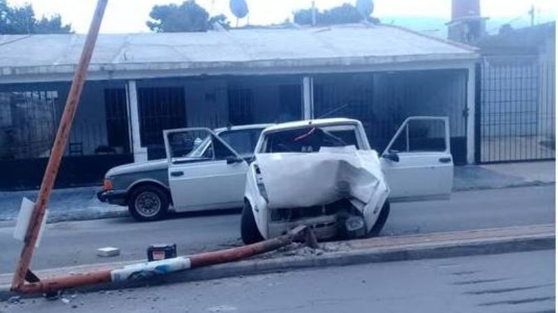 Violento choque contra un poste de alumbrado público