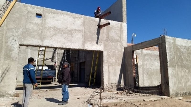 Lucía inaugura la escuela de Casa de Piedra y caminera