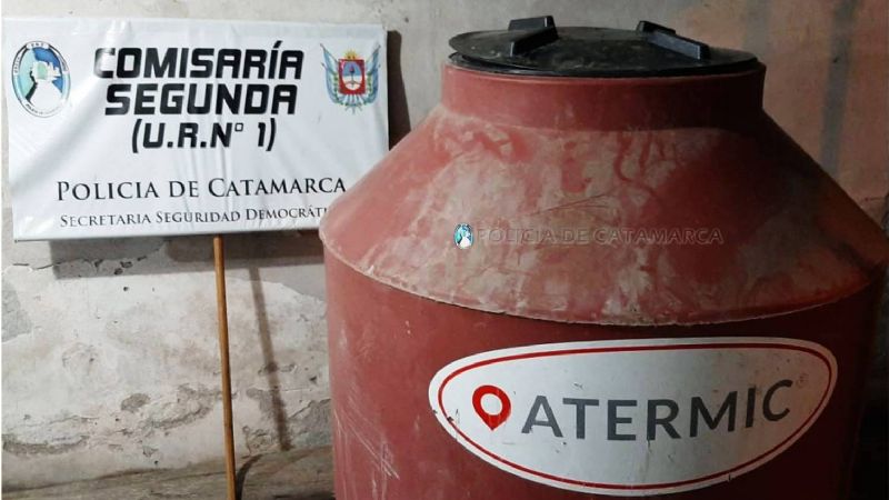 Arrestan a dos sujetos por robar el tanque en una escuela