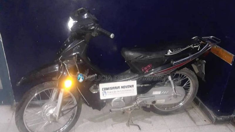 Abrieron la puerta de su casa y le robaron la moto