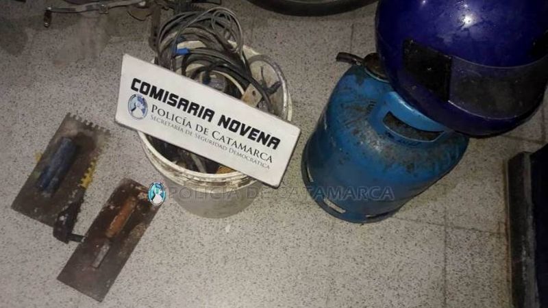 Robó un balde con herramientas e intentó escapar por los techos