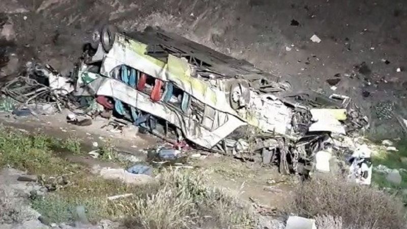 Chile: al menos 20 muertos al caer un ómnibus interurbano por un barranco