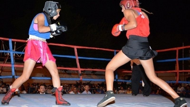 “Monita” Romero con la salteña Vilte en los “Puños Rosa” de FME