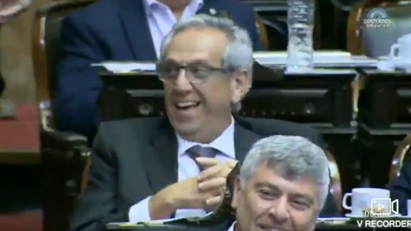 Diputado votó tras su noche de bodas y le pusieron la Marcha Nupcial