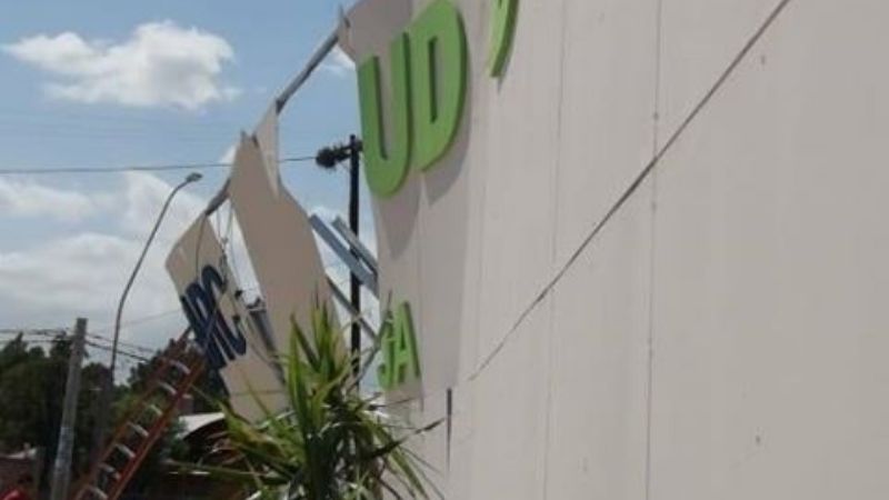 El fuerte viento derribó una mampostería