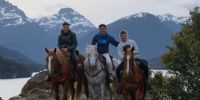 GALLARDO con sus hijos, de cabalgata, en Bariloche.