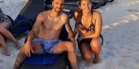 SCOCCO en las playas de Cancun, junto a un admiradora.