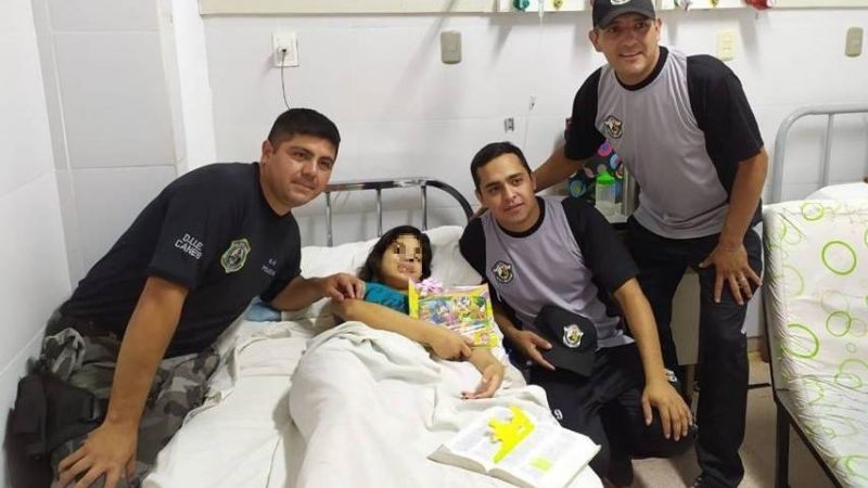 Visita de personal de la División Canes de la Policía al Hospital de Niños