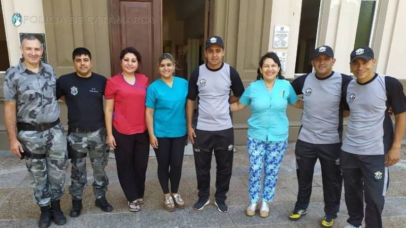 Visita de personal de la División Canes de la Policía al Hospital de Niños