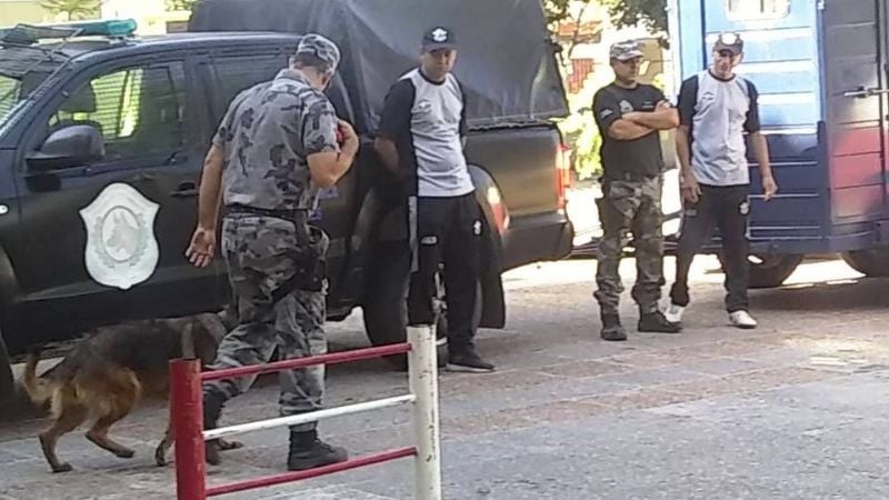 Visita de personal de la División Canes de la Policía al Hospital de Niños