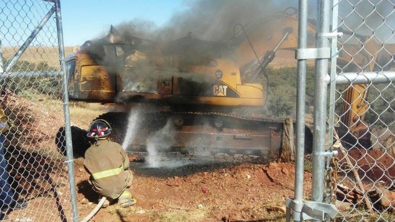 Se prendió fuego una máquina excavadora en Fray Mamerto Esquiú