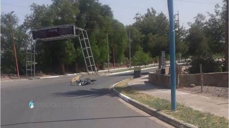 Joven murió tras perder el control de la moto y chocar contra un poste de cemento