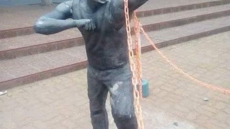 Vandalizaron la escultura de Walter Olmos